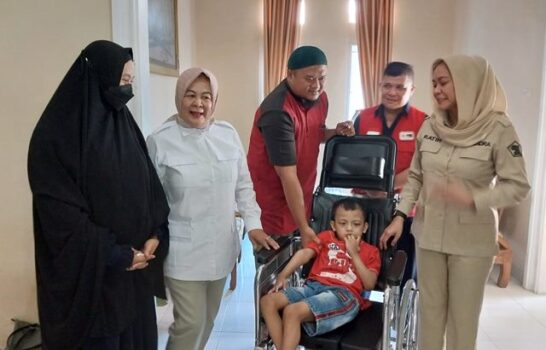 Elly Wahyuni Serahkan Bantuan Kursi Roda dari Gubernur Lampung untuk Anak ‘Cerebral Palsy’