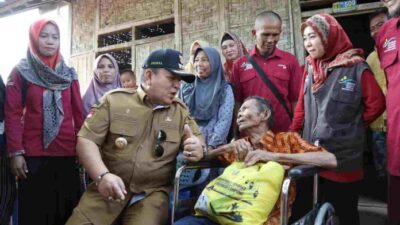 Gubernur Arinal Beri Bantuan Kursi Roda kepada Warga Lansia di Lampung Timur