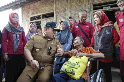 Gubernur Arinal Beri Bantuan Kursi Roda kepada Warga Lansia di Lampung Timur