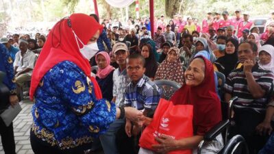 Walikota Eva Dwiana Serahkan Bantuan bagi Lansia dan Penyandang Disabilitas