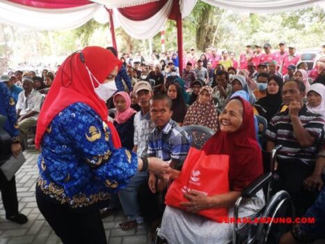 Walikota Eva Dwiana Serahkan Bantuan bagi Lansia dan Penyandang Disabilitas