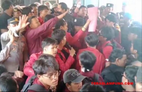 Tuntut Penghentian Proyek Rempang, IMM Lampung Utara Duduki Gedung DPRD