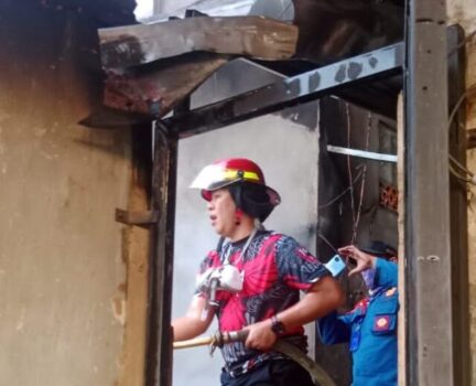 Rumah Dua Lantai di Gedongmeneng Bandarlampung Ludes Terbakar