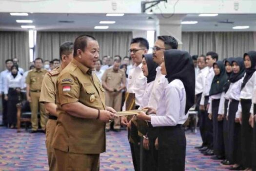 Gubernur Arinal Serahkan Petikan SK PPPK Jabatan Fungsional Guru dan Jabatan Fungsional Teknis