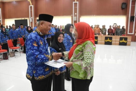 Walikota Bandarlampung Eva Dwiana Lepas 86 ASN yang Masuki Masa  PurnaTugas