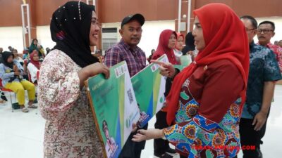 Walikota Eva Dwiana Serahkan Bantuan Asuransi Kecelakaan Kerja kepada 200 Nelayan dan Pedagang Ikan
