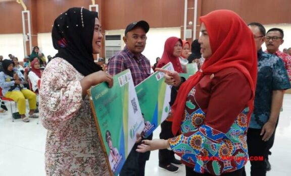 Walikota Eva Dwiana Serahkan Bantuan Asuransi Kecelakaan Kerja kepada 200 Nelayan dan Pedagang Ikan