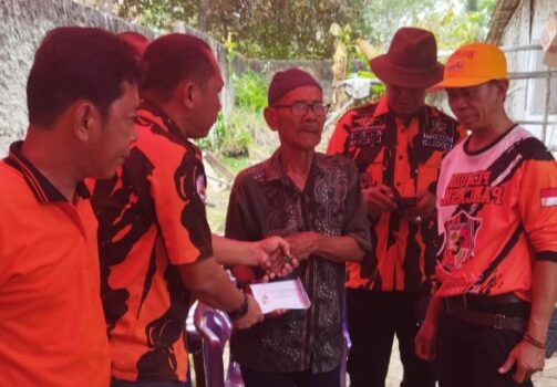 Peduli Korban Kebakaran, Pemuda Pancasila Lampura Berikan Bantuan
