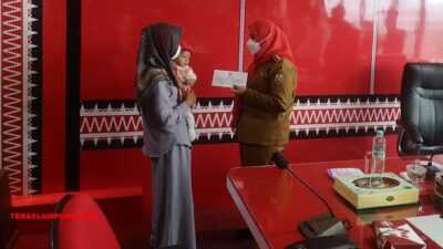 Walikota Bandarlampung Serahkan Bantuan untuk Korban Kebakaran dan Warga yang Anaknya Sakit