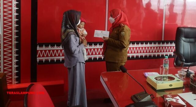Walikota Bandarlampung Serahkan Bantuan untuk Korban Kebakaran dan Warga yang Anaknya Sakit