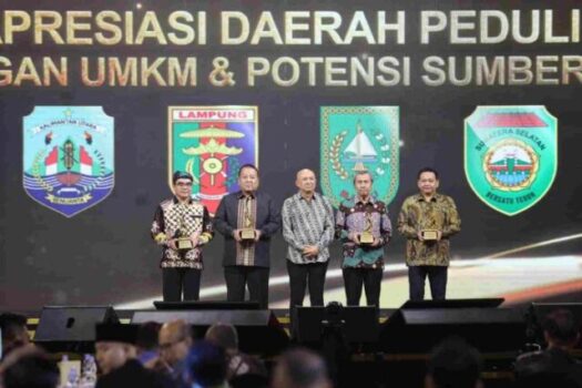 Gubernur Arinal Raih Penghargaan Daerah Peduli Pengembangan UMKM dan Potensi Sumber Daya Lokal