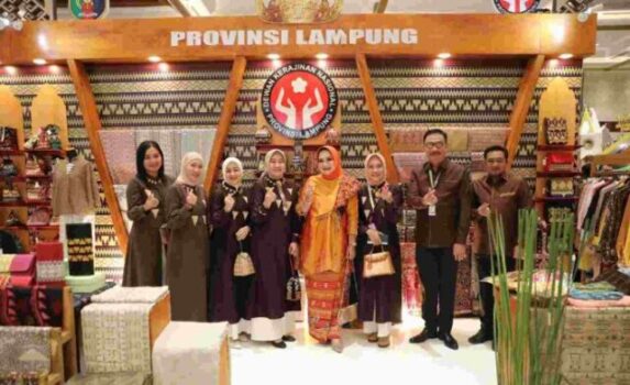 Stand Dekranasda Lampung Juara 1 Pameran Kriya Nusa 2023
