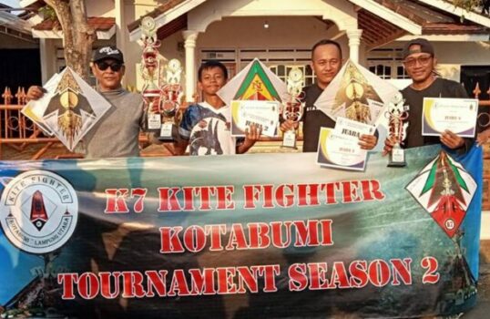 Lomba Layangan Aduan, K7 Kite Fighter Lampung Utara Sabet Tiga Piala