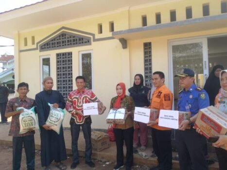 Dinsos Kota Bandarlampung Serahkan Bantuan Sembako kepada Pesantren Korban Kebakaran