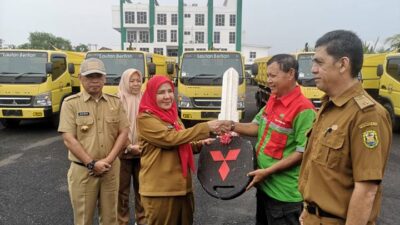 Walikota Bandarlampung Serahkan Truk Sampah dan Sepeda Motor Operasional KUPT