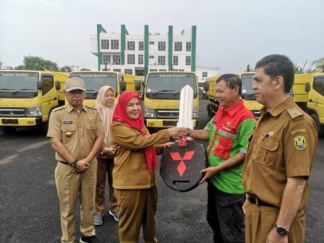 Walikota Bandarlampung Serahkan Truk Sampah dan Sepeda Motor Operasional KUPT