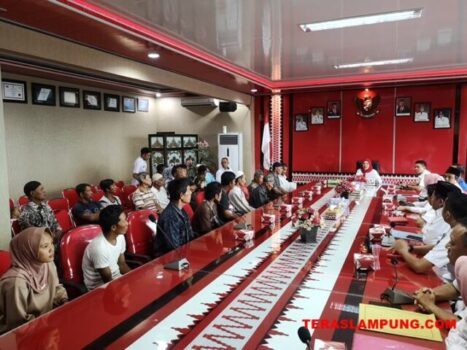 Walikota Eva Dwiana Serahkan Bantuan untuk Korban Kebakaran