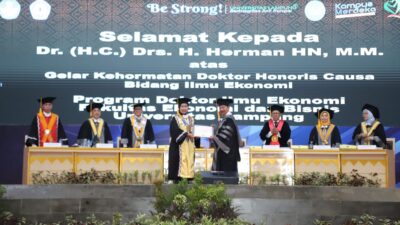 Mantan Walikota Bandarlampung Herman HN Terima Gelar Doktor Honoris Causa dari Unila