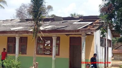 Diterjang Angin Puting Beliung, Atap Kelas SDN Porak Poranda