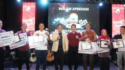 Bupati Nanang Ermanto Serahkan Hadiah Lomba Inovasi, Teknologi Tepat Guna, dan Karya Tulis Ilmiah Balitbang 2023