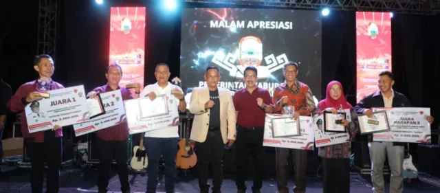 Bupati Nanang Ermanto Serahkan Hadiah Lomba Inovasi, Teknologi Tepat Guna, dan Karya Tulis Ilmiah Balitbang 2023