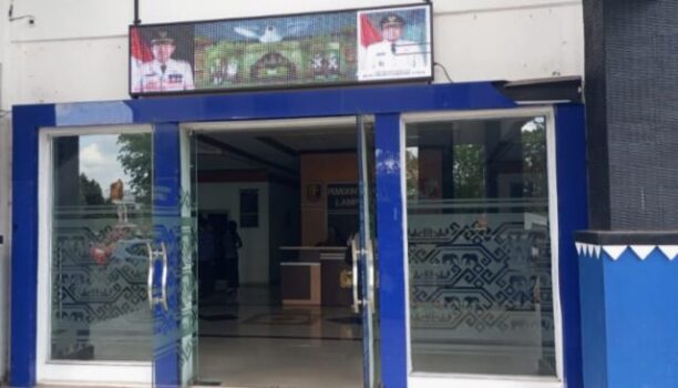 Hingga Masa Jabatan Bupati Hampir Berakhir, Pintu Kantor Pemkab Lampura yang Rusak Belum Diperbaiki