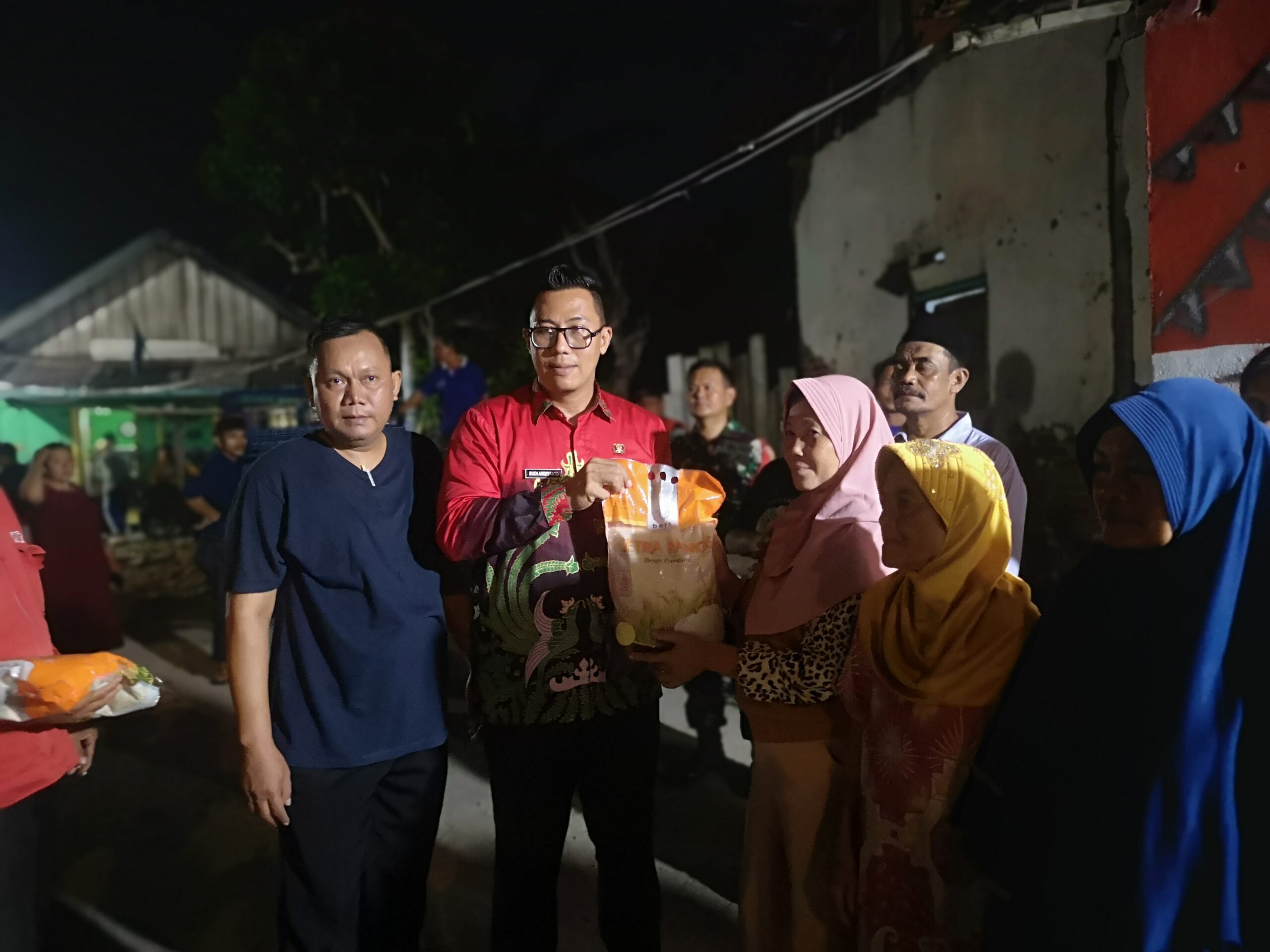 Walikota Eva Dwiana Beri Bantuan Beras kepada 170 Warga Terdampak Debu ‘Stockpile” di Kecamatan Bumi Waras