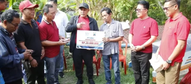 Warga Desa Kota Guring Menerima Bantuan Dana Bedah Rumah Dari Pemkab Lampung Selatan