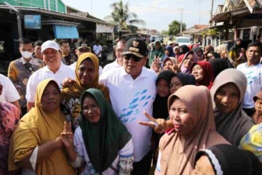 Gubernur Arinal Berikan Bantuan Sembako dan Kursi Roda kepada Masyarakat Labuhan Maringgai
