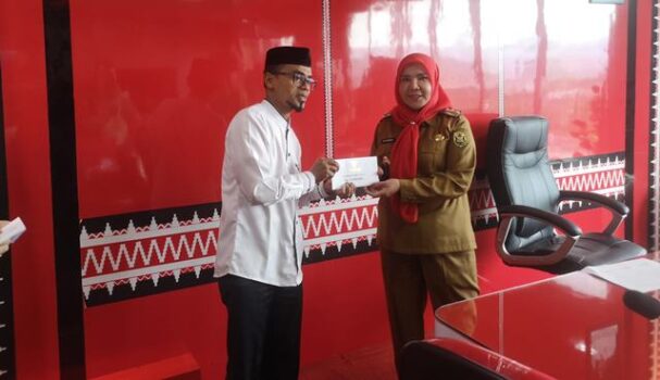 Walikota Eva Dwiana Serahkan Bantuan Rp295 Juta untuk Tempat Ibadah