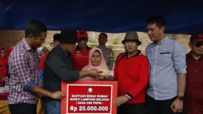 Bupati Lampung Selatan Berikan Bantuan Bedah Rumah kepada Dua Warga Kecamatan Merbau Mataram