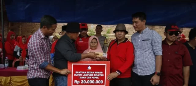 Bupati Lampung Selatan Berikan Bantuan Bedah Rumah kepada Dua Warga Kecamatan Merbau Mataram