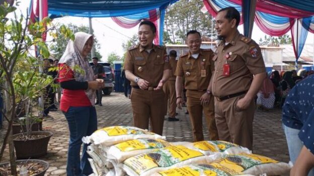 Ringankan Beban Warga, Pemkab Lampura kembali Salurkan Beras Murah