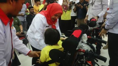 Walikota Eva Dwiana Serahkan 37 Kursi Roda bagi Anak-anak Penyandang Cerebral Palsy