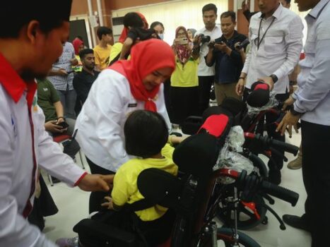 Walikota Eva Dwiana Serahkan 37 Kursi Roda bagi Anak-anak Penyandang Cerebral Palsy