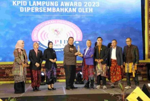 Gubernur Arinal Djunaidi Raih Anugerah KPID Lampung Award 2023