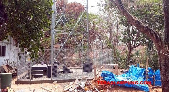 Persis di depan Rumdis Wabup Lampura, Menara Telekomunikasi tidak Berizin masih tidak Ditertibkan