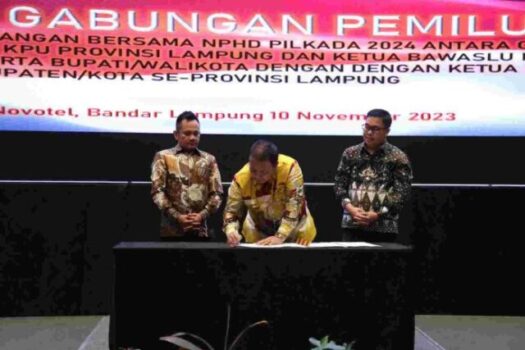 Gubernur Arinal Bersama Ketua KPU dan Ketua Bawaslu Tanda Tangani NPHD Pilkada 2024