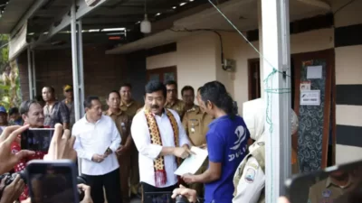 Bupati Lampung Selatan Bersama Menteri ATR/BPN RI Serahkan 353 Sertifikat Huntap Tahap II