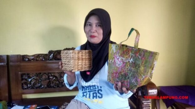 Sudarsih Mengubah Sampah Plastik Jadi Kerajinan Bernilai Ekonomis