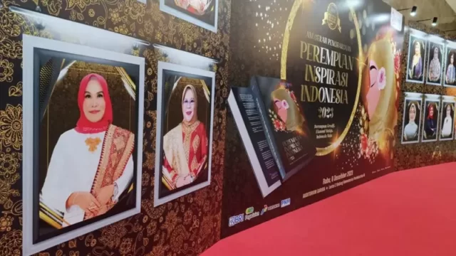 Bunda Winarni Nanang Ermanto Menerima Penghargaan Sebagai Perempuan Inspirasi Indonesia 2023
