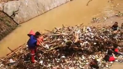 Bocah Balita Terseret Aliran Selokan Saat Main Hujan-hujanan