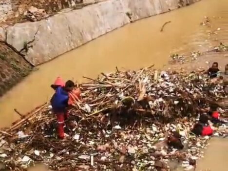 Bocah Balita Terseret Aliran Selokan Saat Main Hujan-hujanan