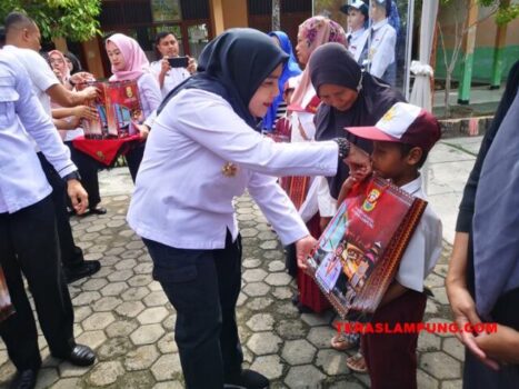 Walikota Bandarlampung Serahkan Perlengkapan Sekolah Senilai Rp8 Miliar
