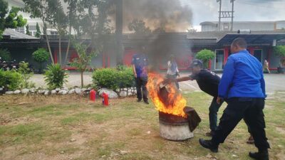 Damkar Kota Bandarlampung Gelar Pelatihan Dasar Apar di Tanaka Karaoke