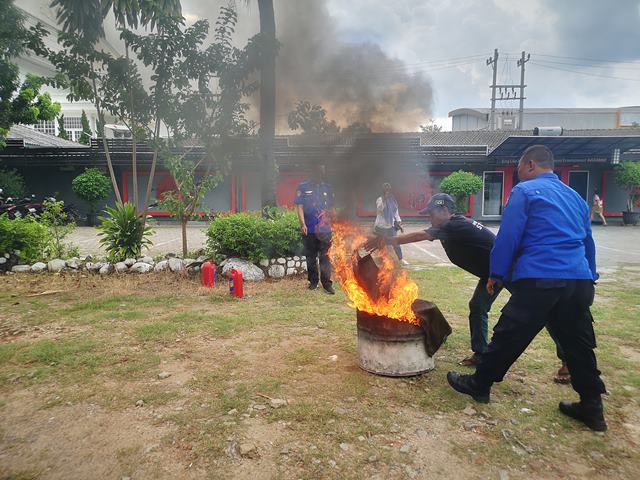 Damkar Kota Bandarlampung Gelar Pelatihan Dasar Apar di Tanaka Karaoke