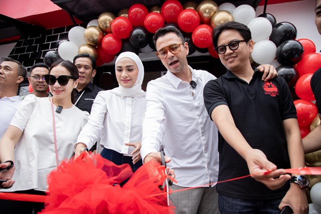 Bareng Rafi-Nagita, Putri Zulkifli Hasan Hadiri Peresmian Rojo Sambel Si Aa