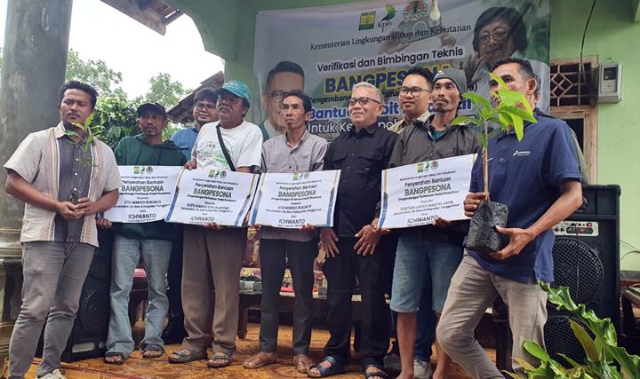 Ichwanto Serahkan Bantuan Bang PeSoNa Serta Bantuan 10 Ribu Bibit Alpukat Siger dan Cengkeh