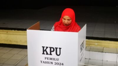 Walikota Eva Dwiana mencoblos di TPS 7 Kelurahan Palapa