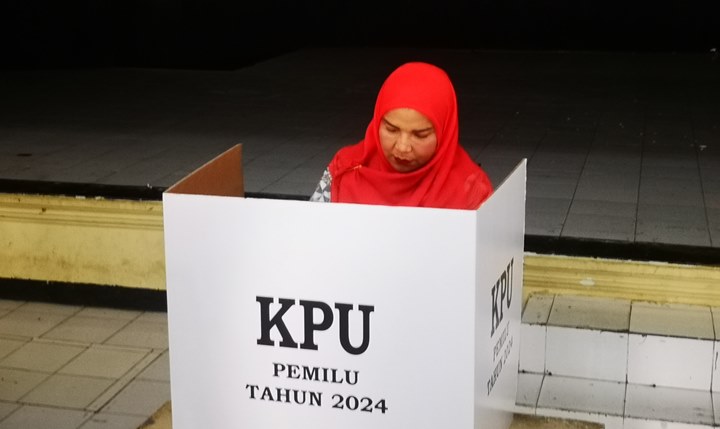 Walikota Eva Dwiana mencoblos di TPS 7 Kelurahan Palapa